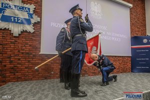 komendant całuje sztandar Komendy Głównej Policji