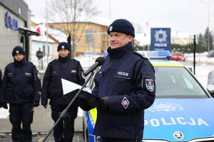 Komendant Miejski Policji w Białej Podlaskiej inspektor Wojciech Czapla przemawia do zgromadzonych gości.