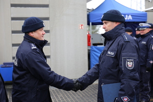 inspektor Wojciech Czapla Komendant Miejski Policji w Lublinie składa gratulacje kierownikowi Posterunku Policji w Piszczacu.