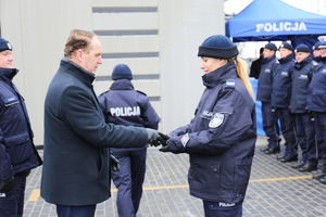 Zastępca Komendanta Wojewódzkiego Policji w Lublinie Włodzimierz Pietroń wręcza policjantce  kluczyki do nowego radiowozu.