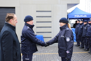 Komendant Miejski Policji w Białej Podlaskiej gratuluje policjantce otrzymania nowego radiowozu.