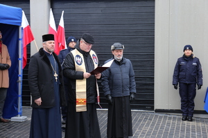 Duchowni święcą nowy Posterunek Policji w Piszczacu.