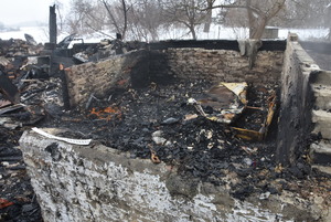 sterta cegieł z komina, spalone drewniane ściany widok jednego z pomieszczeń domu