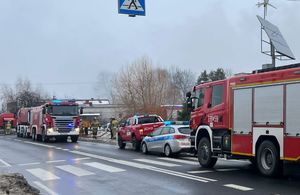 pojazdy straży pożarnej i radiowóz na drodze