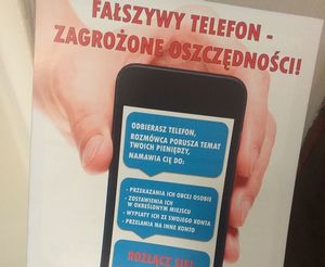 smartfon z wyświetlonym napisem fałszywy telefon, zagrożone oszczędności
