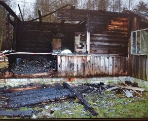 spalony drewniany dom