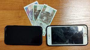 pieniądze kwota 40 zł, dwa telefony marki iphone