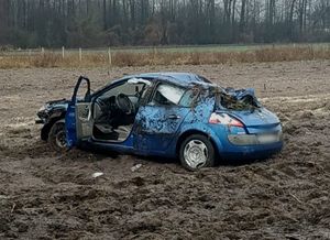 uszkodzony pojazd stoi na polu