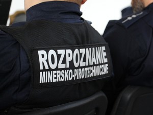 policjanci z napisem na plecach rozpoznanie minersko-pirotechniczne