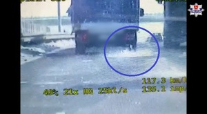 scan z filmu na temat jadącej ciężarówki