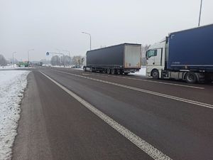 dwa pojazdy ciężarowe przed granicą