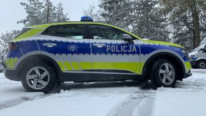 radiowóz policji przyprószony śniegiem
