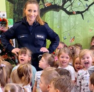 policjantka z dziećmi