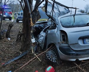 miejsce zdarzenia drogowego w miejscowości Zrąb, uszkodzony pojazd Citroen, w tle widać radiowóz policyjny