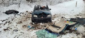 uszkodzony pojazd marki Opel, stoi na zaśnieżonym poboczu, bez dachu