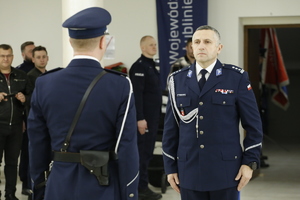 Inspektor Jerzy Czebreszuk I Zastępca Komendanta Wojewódzkiego Policji w Lublinie przyjmuje meldunek od dowódcy uroczystości.