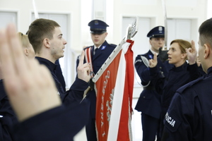 Policjanci ślubują na sztandar Komendy Wojewódzkiej Policji w Lublinie.