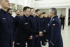 Inspektor Jerzy Czebreszuk I Zastępca Komendanta Wojewódzkiego Policji w Lublinie gratuluje wstąpienia w szeregi policji.