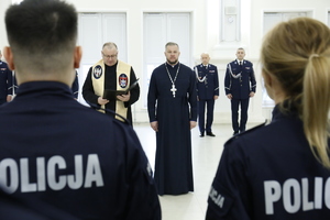 Duchowni Lubelskiej Policji błogosławią nowych funkcjonariuszy.
