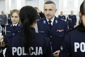 Inspektor Jerzy Czebreszuk I Zastępca Komendanta Wojewódzkiego Policji w Lublinie wręcza legitymację.