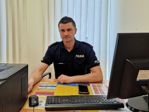 policjant z tomaszowskiej komendy za biurkiem