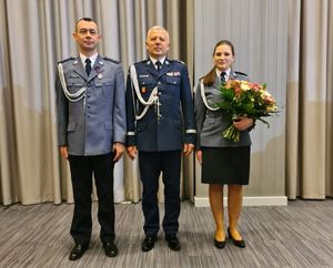 odznaczona dwójka policjantów z KPP w Radzyniu Podlaskim z Komendantem Wojewódzkim Policji w Lublinie