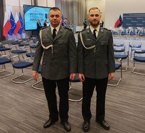 Dwaj policjanci z Komendy Miejskiej Policji w Lublinie podczas uroczystości w ministerstwie