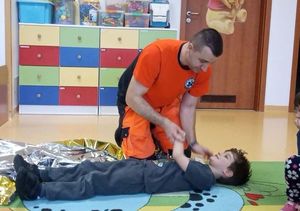 pokaz pierwszej pomocy przez ratownika medycznego w przedszkolu