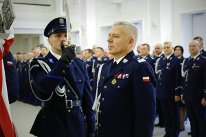 Komendant nadinspektor Artur Bielecki żegna się ze Sztandarem Komendy Wojewódzkiej Policji w Lublinie.