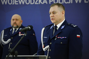 Komendant Wojewódzki Policji w Lublinie młodszy inspektor Tomasz Gil przemawia do zgromadzonych gości.