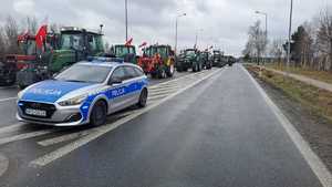 ciągniki rolnicze stoją na pasie drogowym