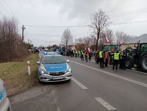 protestujący rolnicy blokują pas ruchu