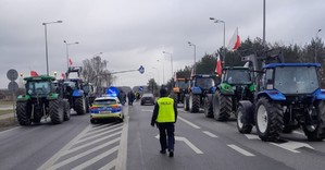 zdjęcie z miejsca protestu rolników, widać na nim ciągniki rolnicze