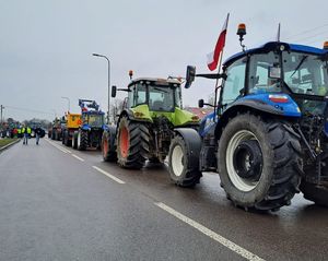 traktory blokujące drogę