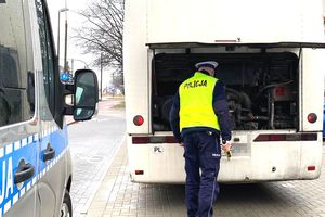 policjant sprawdza autobus