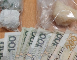 zabezpieczone narkotyki oraz cześć zabezpieczonych pieniędzy
