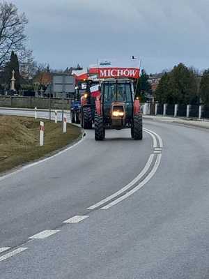 ciągniki rolnicze na drodze