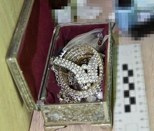 szkatułka z biżuterią