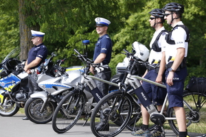 policjanci drogówki i patrol rowerowy