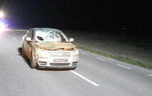 miejsce wypadku drogowego, uszkodzony samochód marki Toyota
