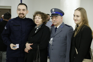 Wspólne zdjęcie policjanta z rodziną.