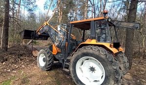 ciągnik rolniczy w lesie