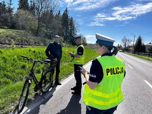 policjanci kontrolują rowerzystę