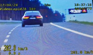 Pirat drogowy kieruujący Audi w oku policyjnego videorejstratora