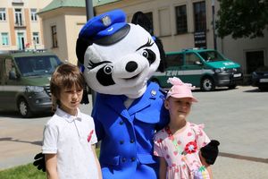 policyjna maskotka z dziećmi