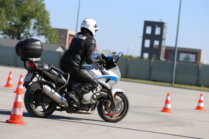 policjant na motocyklu podczas konkursu