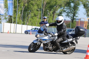 policjant drogówki na motocyklu podczas konkursu