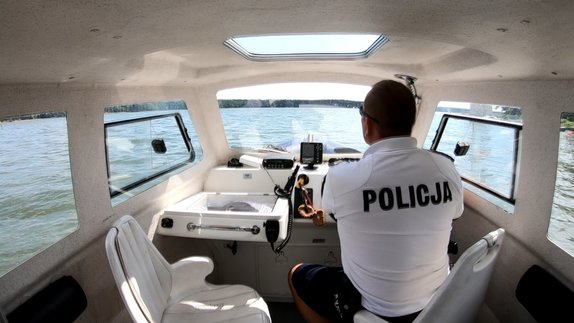 policjant w łódce