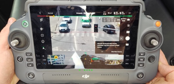 ekran drona z widokiem na przejście dla pieszych