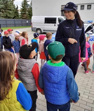 policjantka z dziećmi pod komendą